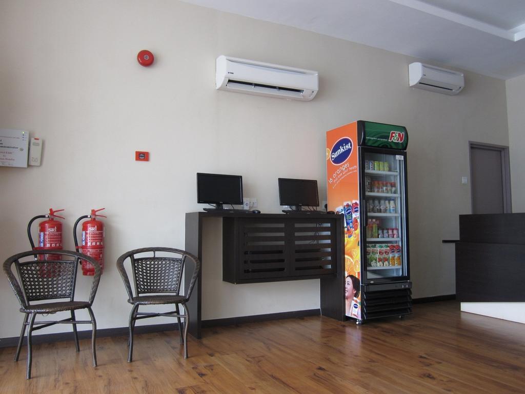 Place2Stay Hotel Malacca Exterior photo